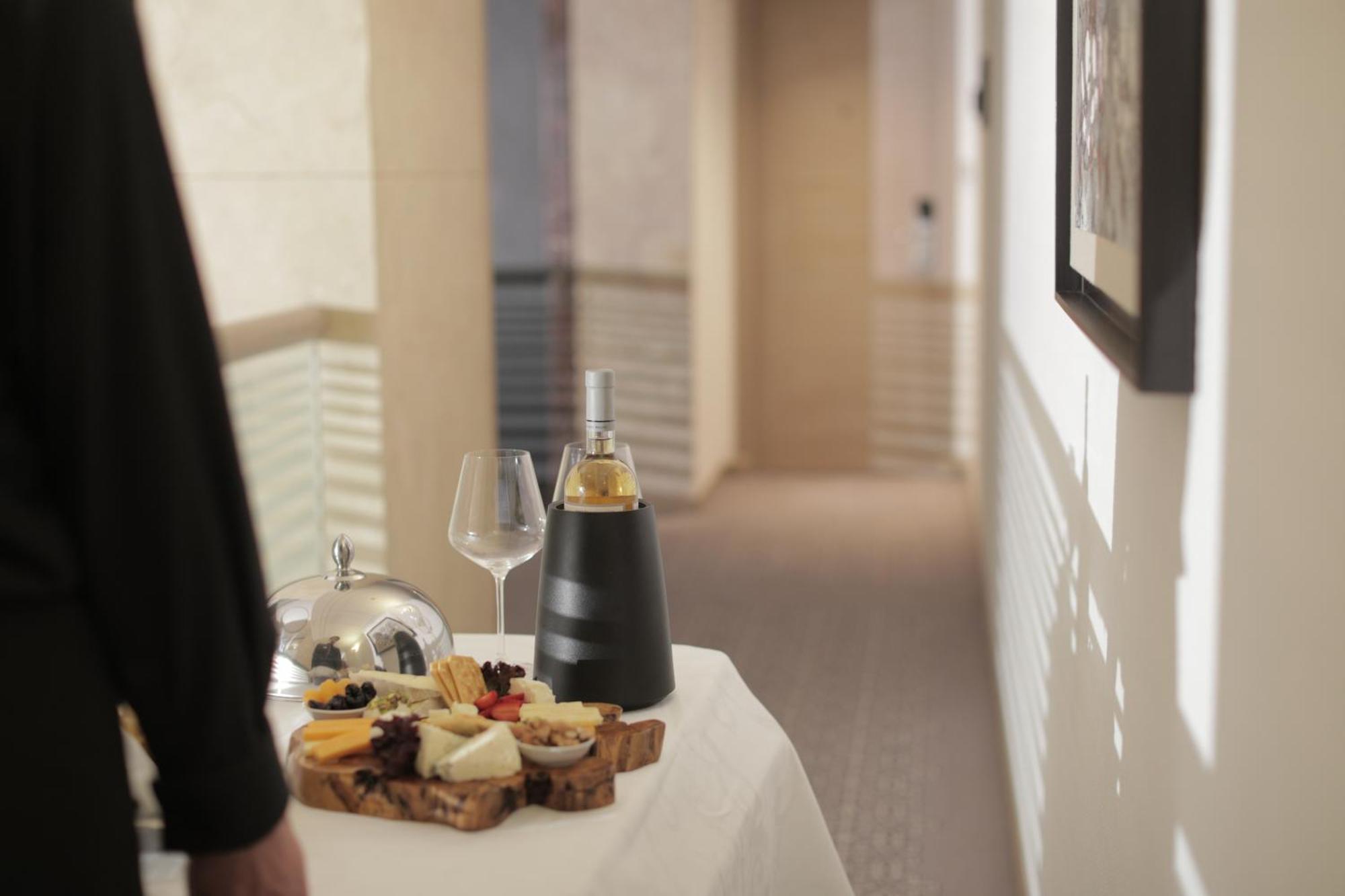 Hotel Gefinor Rotana - Beirut Exterior foto A room service tray